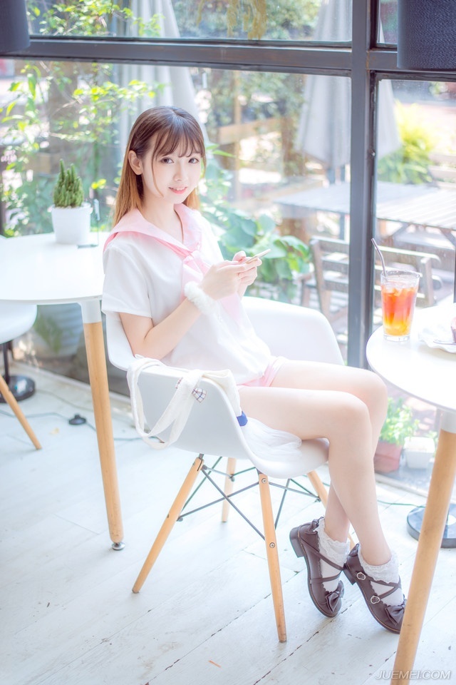 不爱的爱情，永远不会变坏。所以，我们调情，我们暧昧，却永远不要相爱。
